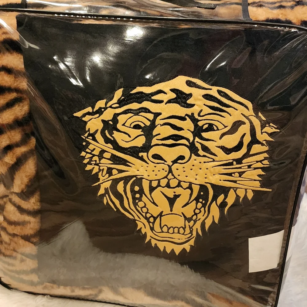 Ed Hardy King 4Piece Luxurious Leopard Print Faux Fur comforter set new